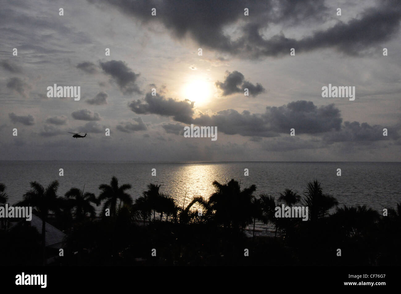 Serata sub tropicale esotico seascape tramonto nuvole Foto Stock