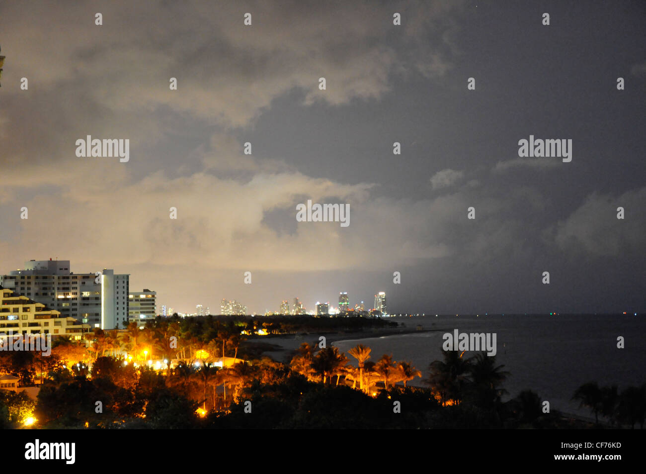 Paesaggio di Miami mezzanotte drama esotico cielo notturno Foto Stock
