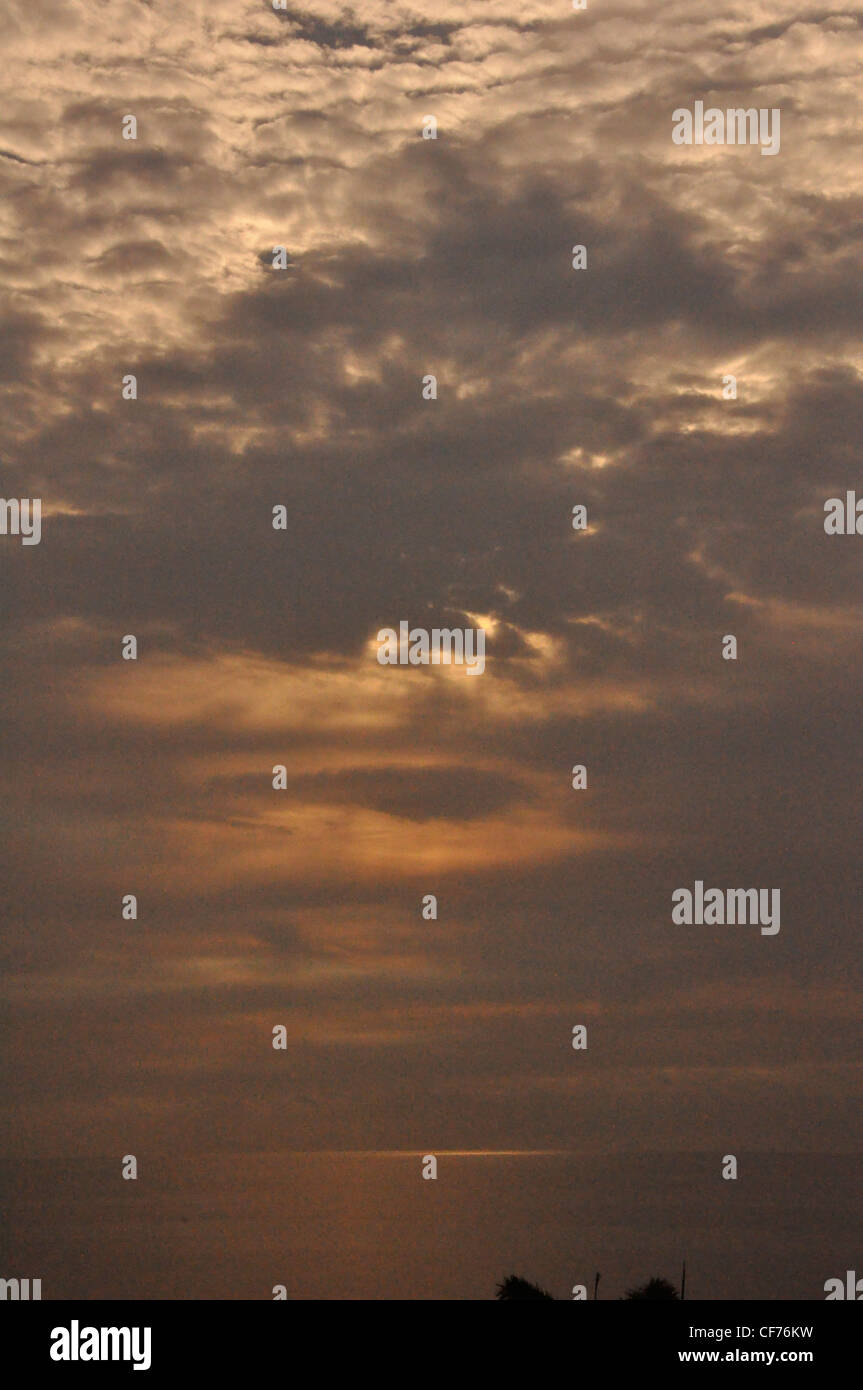 A tarda sera Cielo dramma dai toni forti Foto Stock