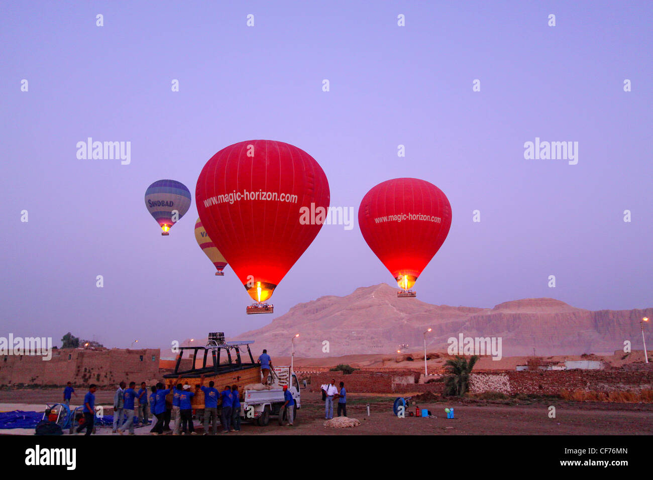 In mongolfiera ad aria calda a Luxor Foto Stock