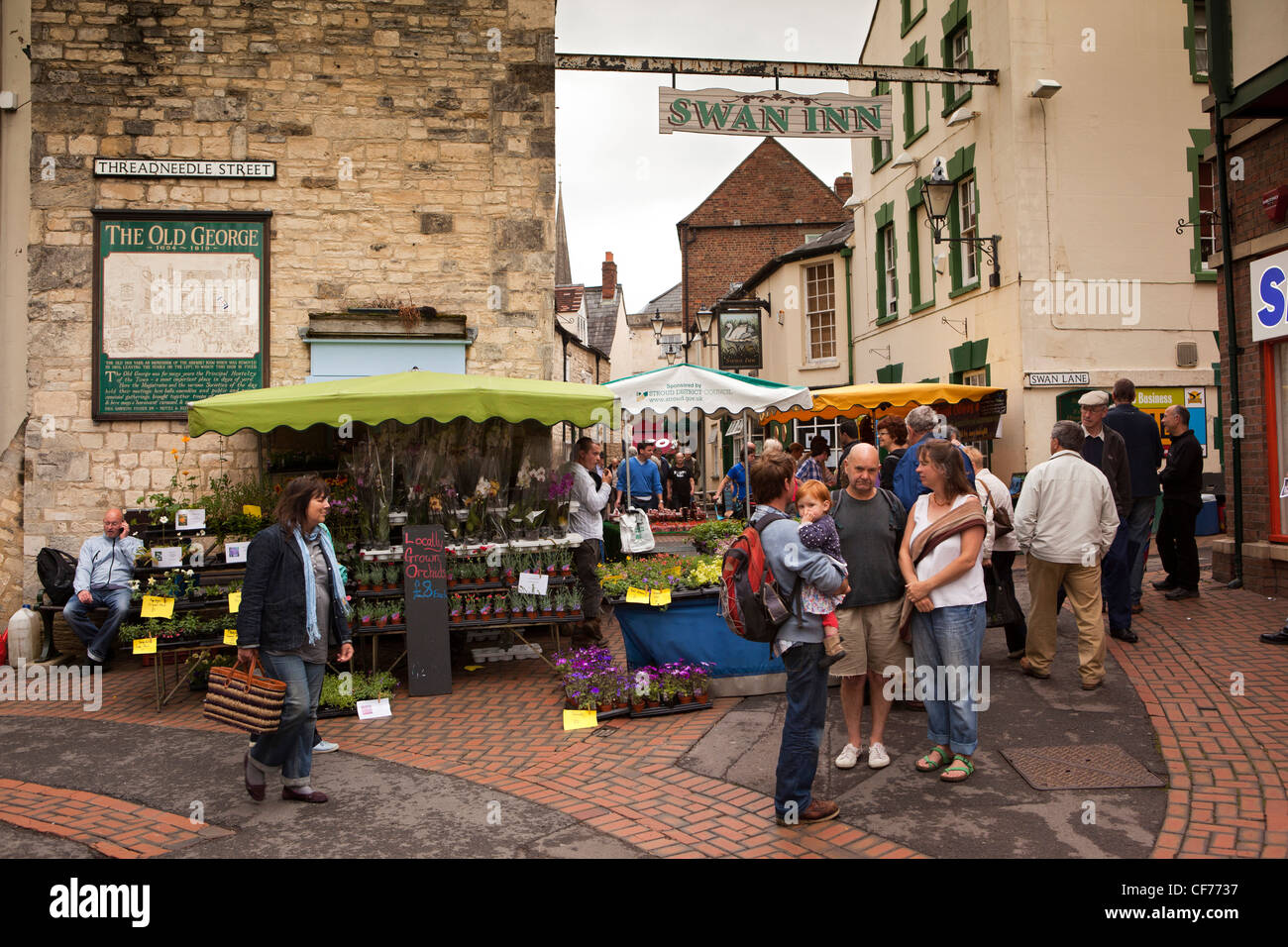 Regno Unito, Gloucestershire, Stroud, Swan Lane, mercato agricolo al di sotto di Swan Inn il segno sulla strada Foto Stock