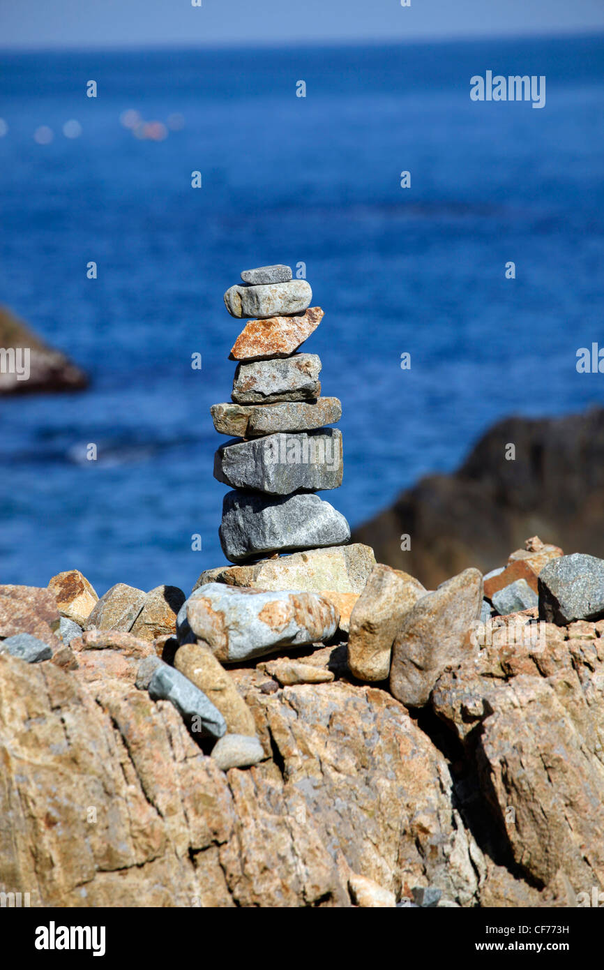 Cairns di pietre sulle rocce sulla spiaggia di Busan, Corea del Sud Foto Stock