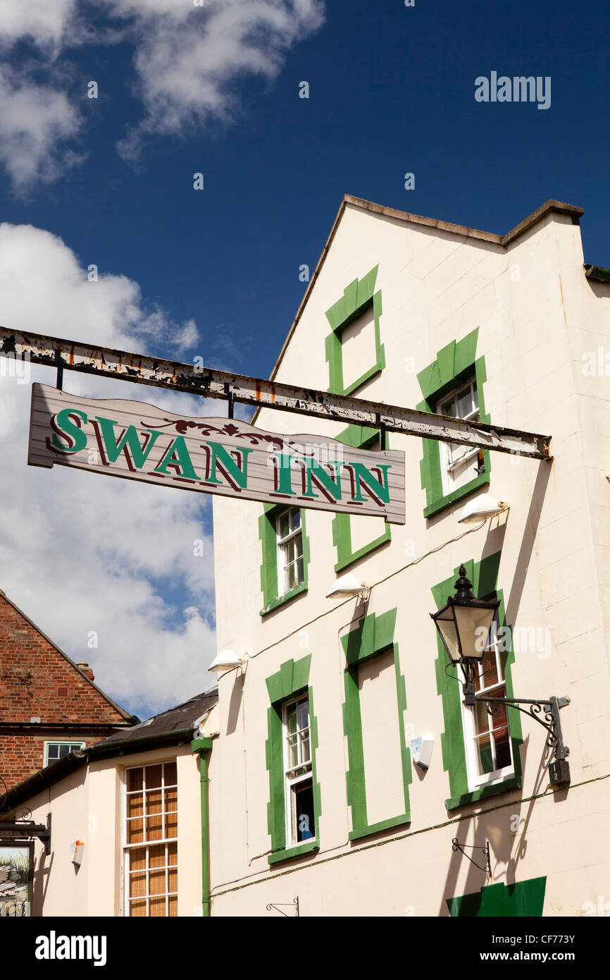 Regno Unito, Gloucestershire, Stroud, Swan Lane, Swan Inn il segno sulla strada Foto Stock