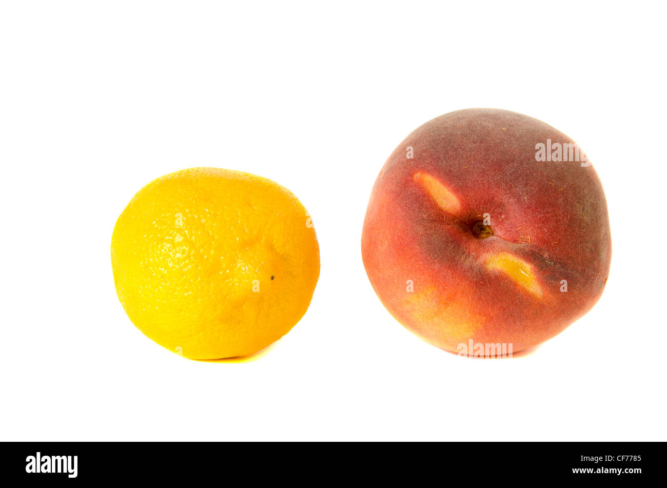 Il limone e pesca isolati su sfondo bianco. Una sana alimentazione naturale Foto Stock