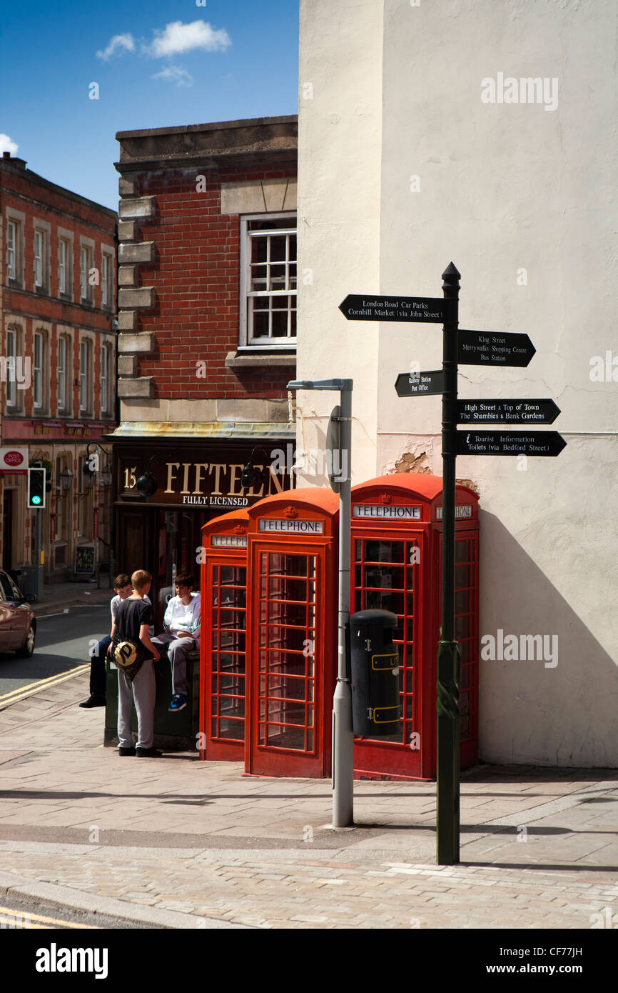 Regno Unito, Gloucestershire, Stroud, George Street, tre grade 2 elencati K6 telefono rosso scatole Foto Stock