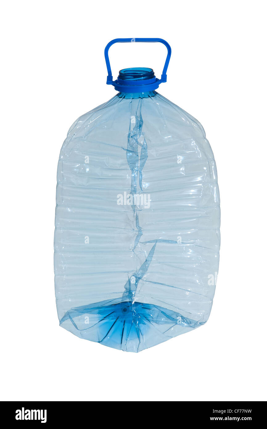 Blu schiacciata la bottiglia di plastica isolati su sfondo bianco, riciclaggio Foto Stock