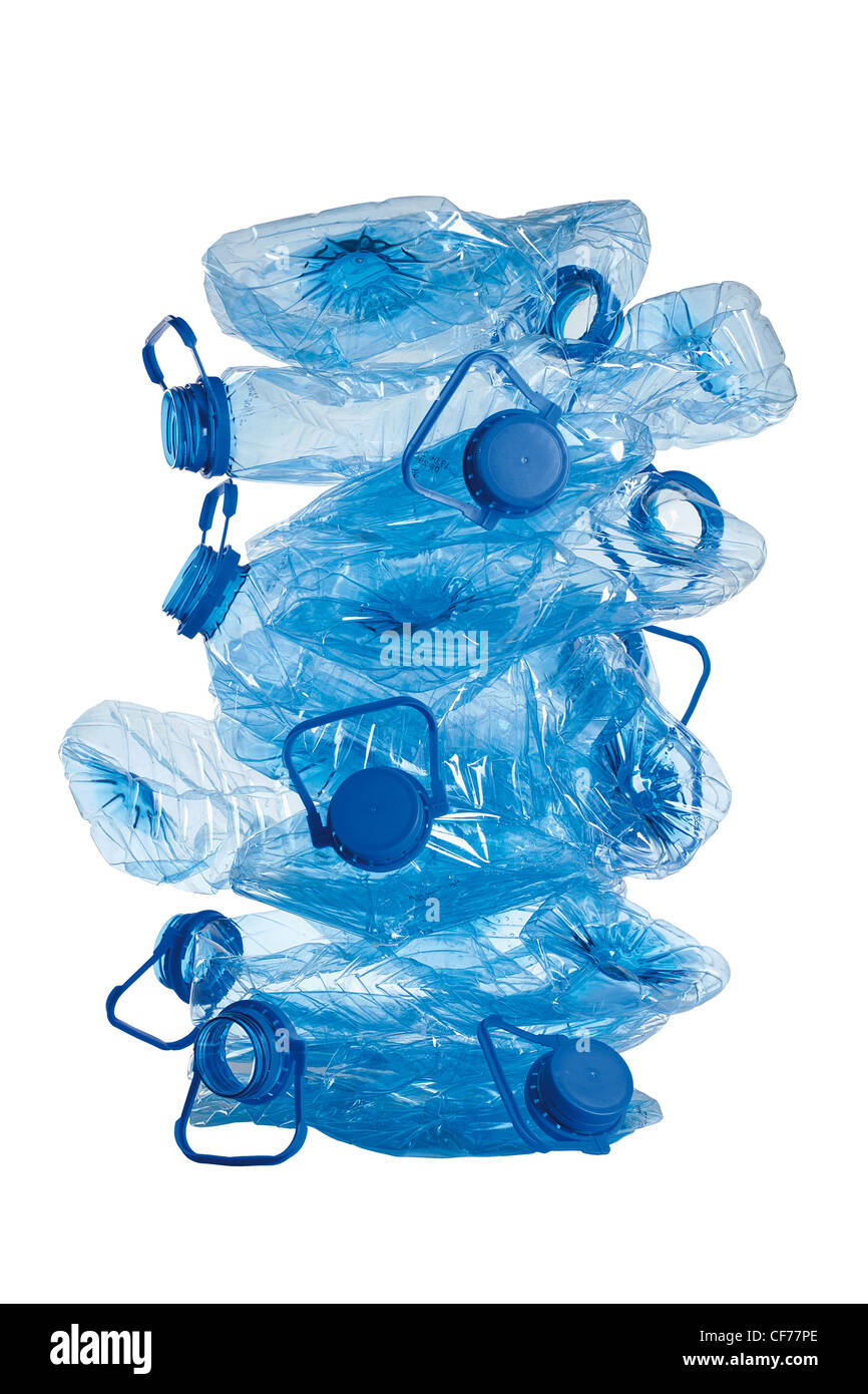 Pila di usato in plastica blu bottiglie schiacciate isolati su sfondo bianco Foto Stock