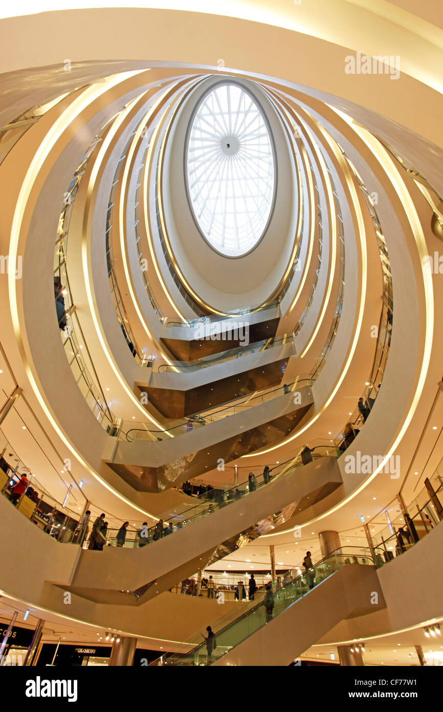 Scale mobili nell atrio della Shinsegae, il più grande del mondo di department store e il negozio, in Busan, Corea del Sud Foto Stock