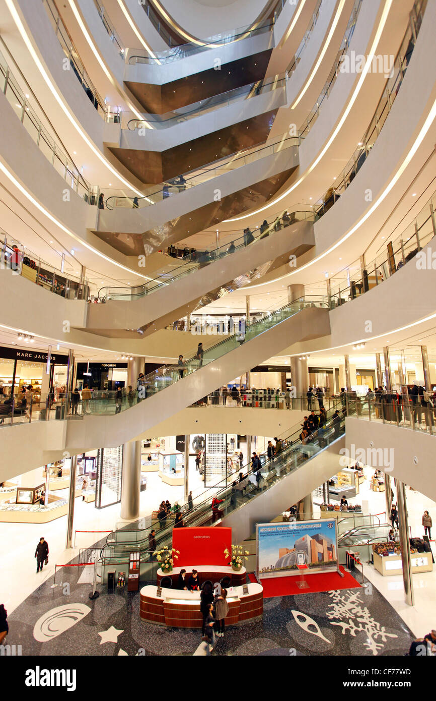 Scale mobili nell atrio della Shinsegae, il più grande del mondo di department store e il negozio, in Busan, Corea del Sud Foto Stock