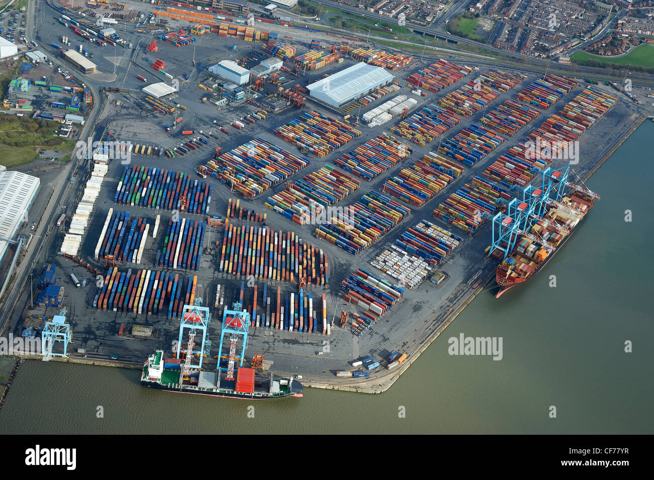 Contenitori su procedure Dockside al dock di Liverpool, Merseyside, Nord Ovest Inghilterra Foto Stock