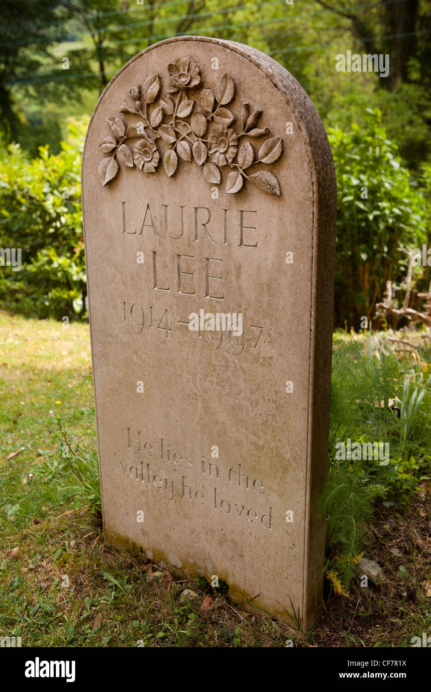 Regno Unito, Gloucestershire, Stroud, Slad Santa Trinità sagrato della chiesa parrocchiale, tomba di scrittore e poeta Laurie Lee Foto Stock
