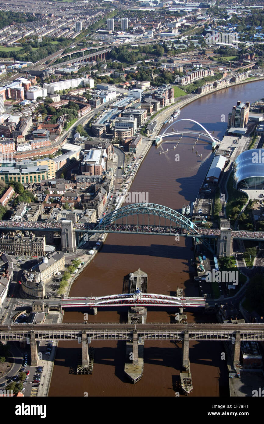 Vista aerea di Newcastle upon Tyne durante l'annuale Great North Run nel 2008 (il Tyne Bridge pre-risale al più grande Sydney Harbour Bridge) Foto Stock