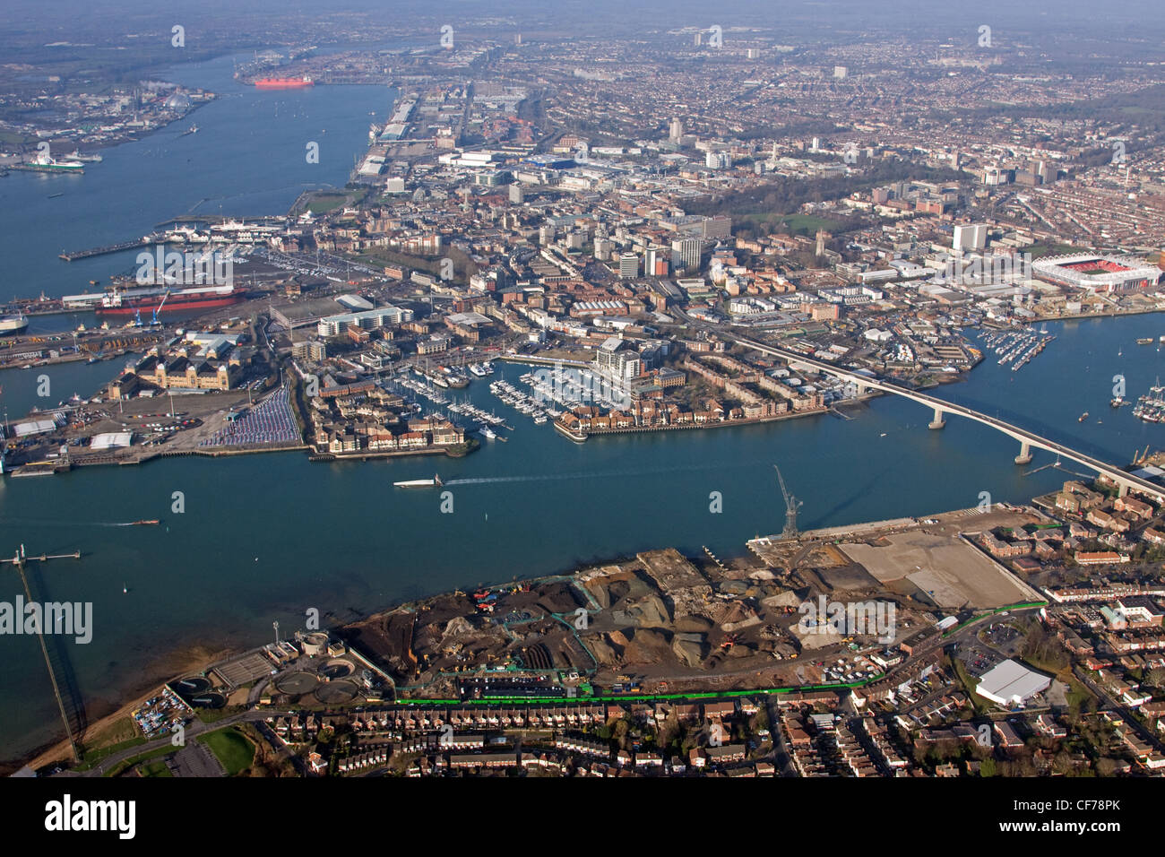 Vista aerea dello skyline di Southampton dalla parte superiore di Woolston, che guarda attraverso il fiume Itchen / Solent Foto Stock