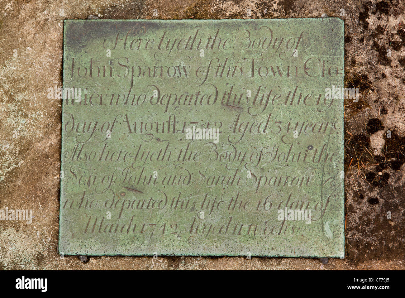 Regno Unito, Gloucestershire, Stroud, Painswick, St Mary sagrato, John Sparrow Clothier's 1742 tomba di ottone targhetta del nome Foto Stock