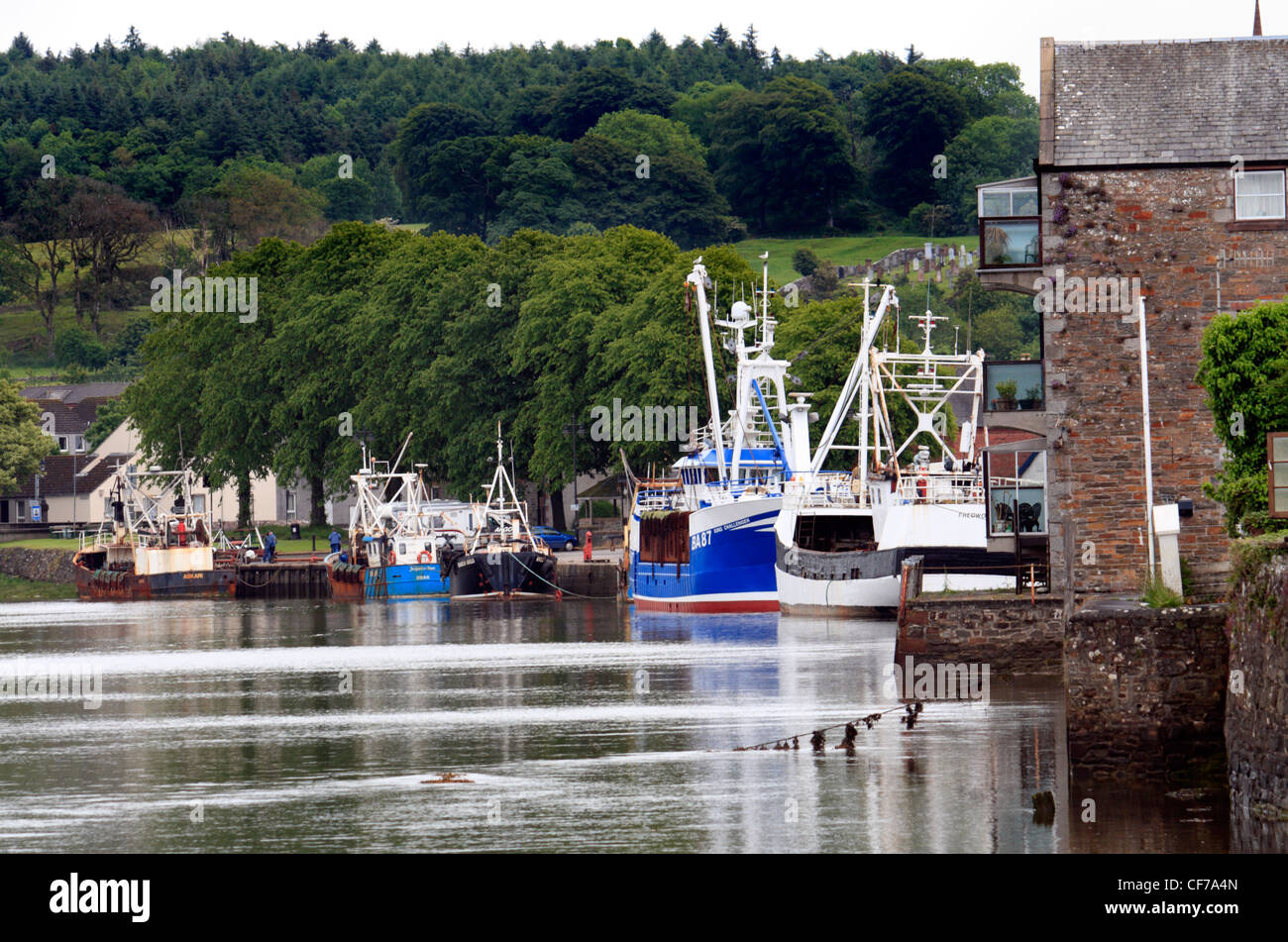 Barche da pesca sul fiume Dee a Kirkcudbright in Dumfries and Galloway, Scozia Foto Stock