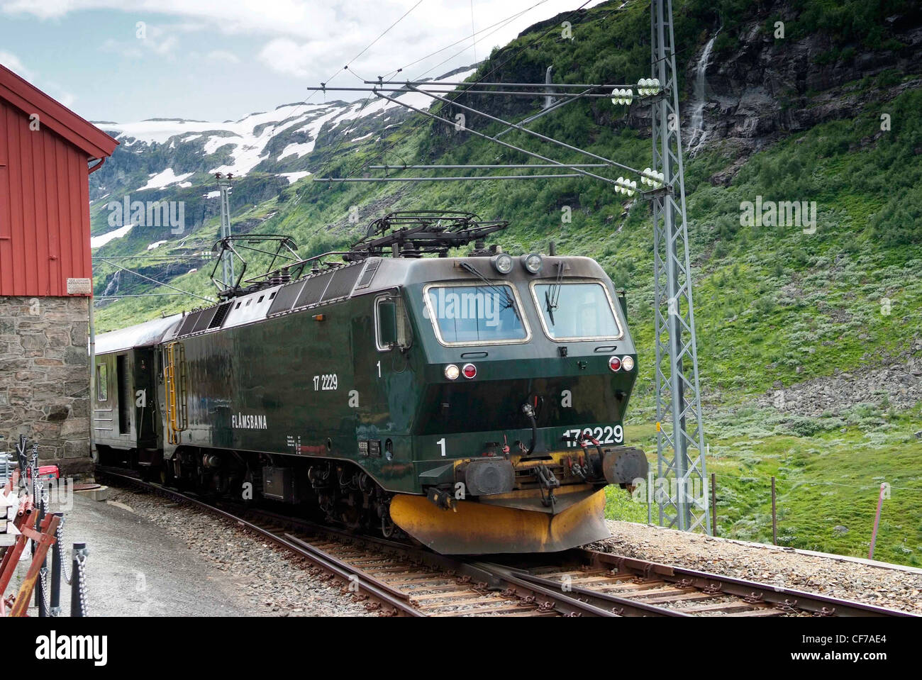 In Norvegia la linea Flåm (norvegese: Flåmsbana) Linea ferroviaria tra Myrdal e Flåm in Aurland, locomotiva elettrica e treno Foto Stock