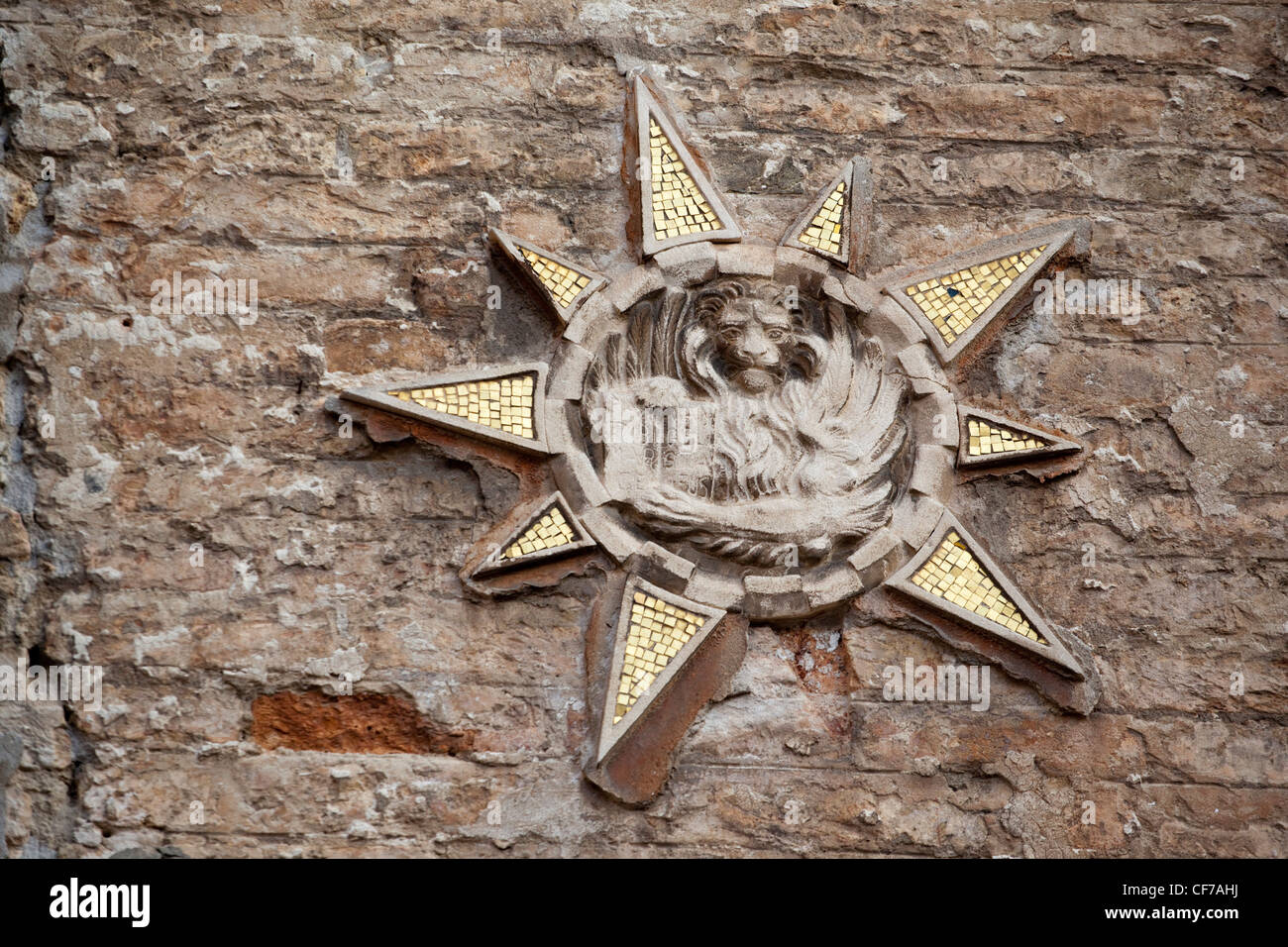 Lapide con il leone alato, il simbolo di Venezia, su una facciata, Venezia, Italia e Europa Foto Stock