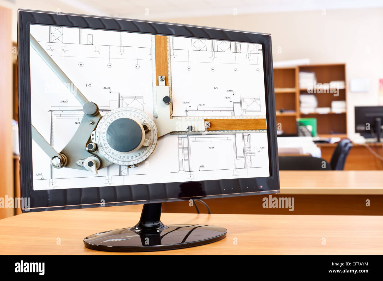 Il monitor di un computer con blueprint e disegno bordo foto nella schermata sul desktop. Foto concettuale Foto Stock
