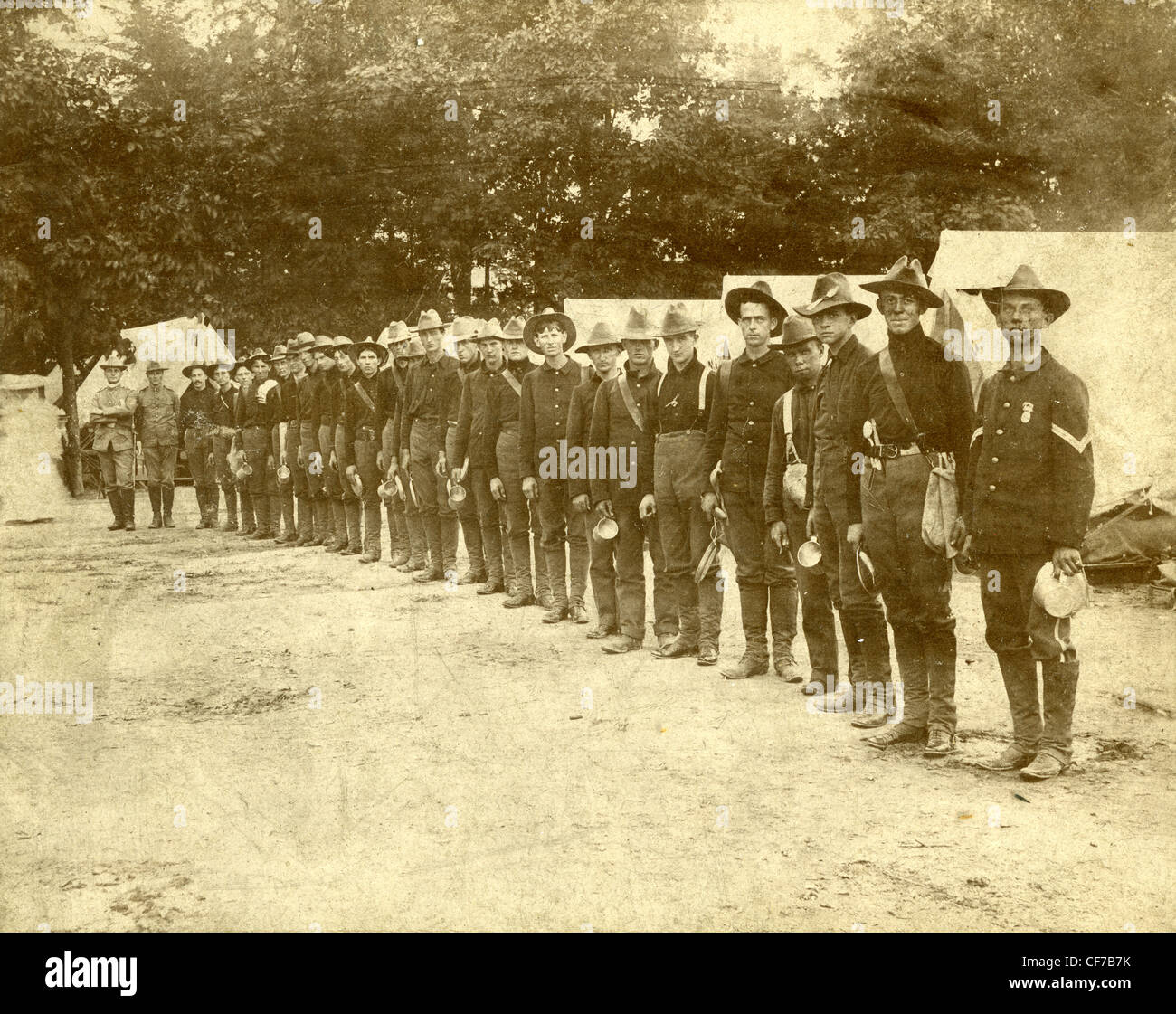 Esaurito Cavalleggeri line up per un ritratto durante il corso di formazione per gli spagnoli guerra americana a Cuba durante la guerra 1898 conflitto Americ Foto Stock