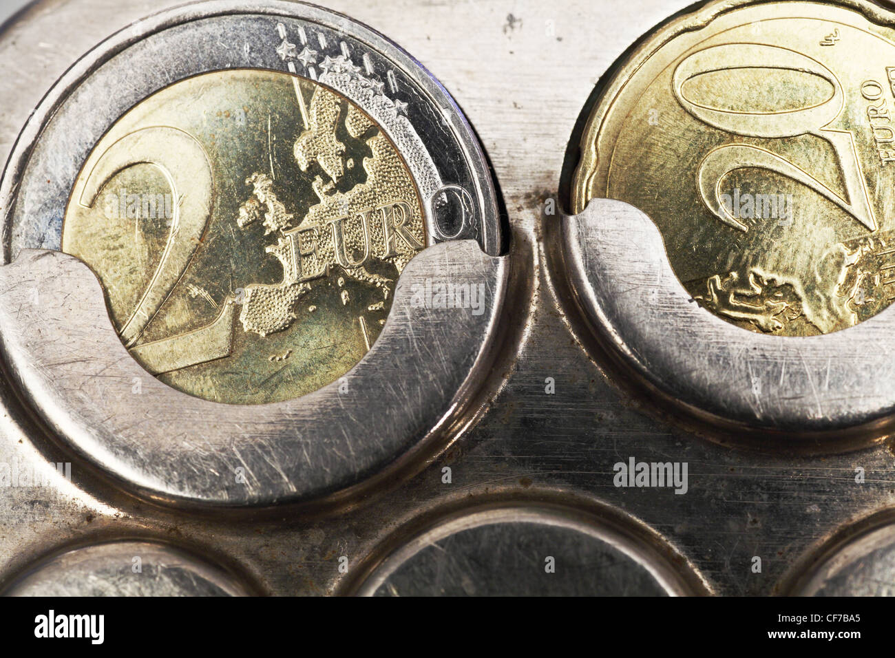 Monete da due euro e venti centesimi nella vecchia moneta ricettacolo Foto Stock