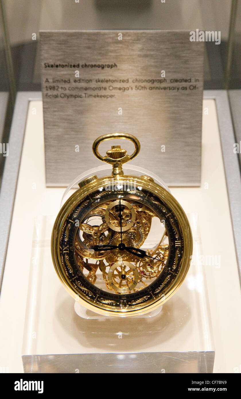 Una edizione limitata cronografo skeletonised dal 1982 per commemorare Omegas cinquantesimo anniversario come ufficiale di Giochi Olimpici timekeeper Foto Stock