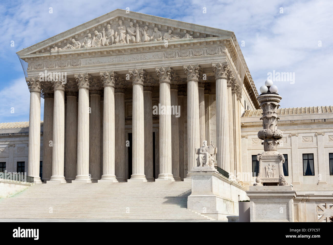 La facciata della Corte suprema degli Stati Uniti a Washington DC il giorno di sole Foto Stock