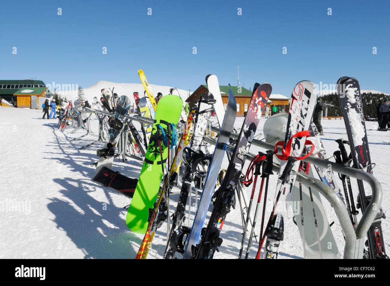 Sci e snowboard al di fuori di un lodge in corrispondenza di una stazione sciistica vertice, Keystone, Colorado Foto Stock