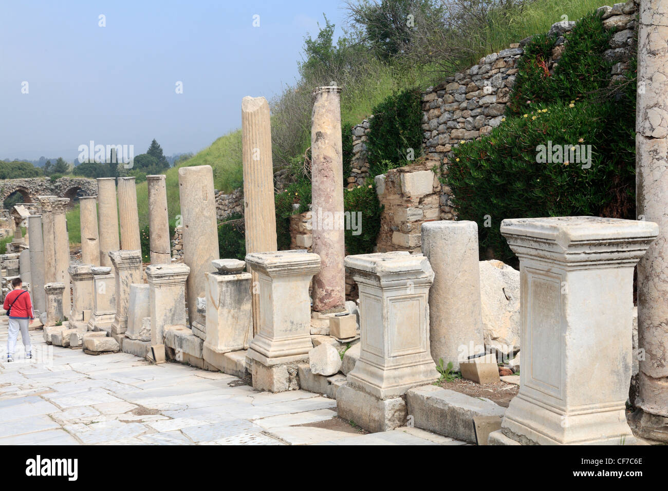 Tourist camminare per la strada del Curetes Efeso Turchia Foto Stock