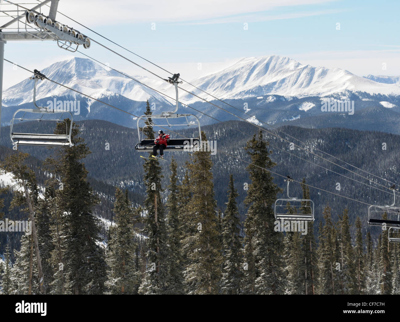 Seggiovia portando sciatore solitario al vertice, Keystone Resort, Colorado Foto Stock