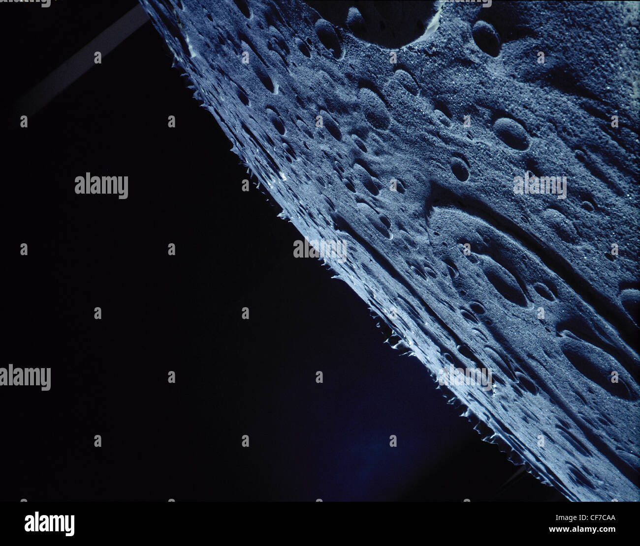 La superficie della luna. Studio fotografico di una professionalmente fatto la superficie della luna. Colori di blu profondo, formato orizzontale Foto Stock