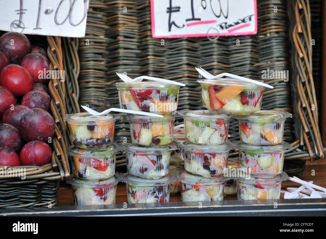 Frutta fresca cinque al giorno mangiare sano le prugne Foto Stock