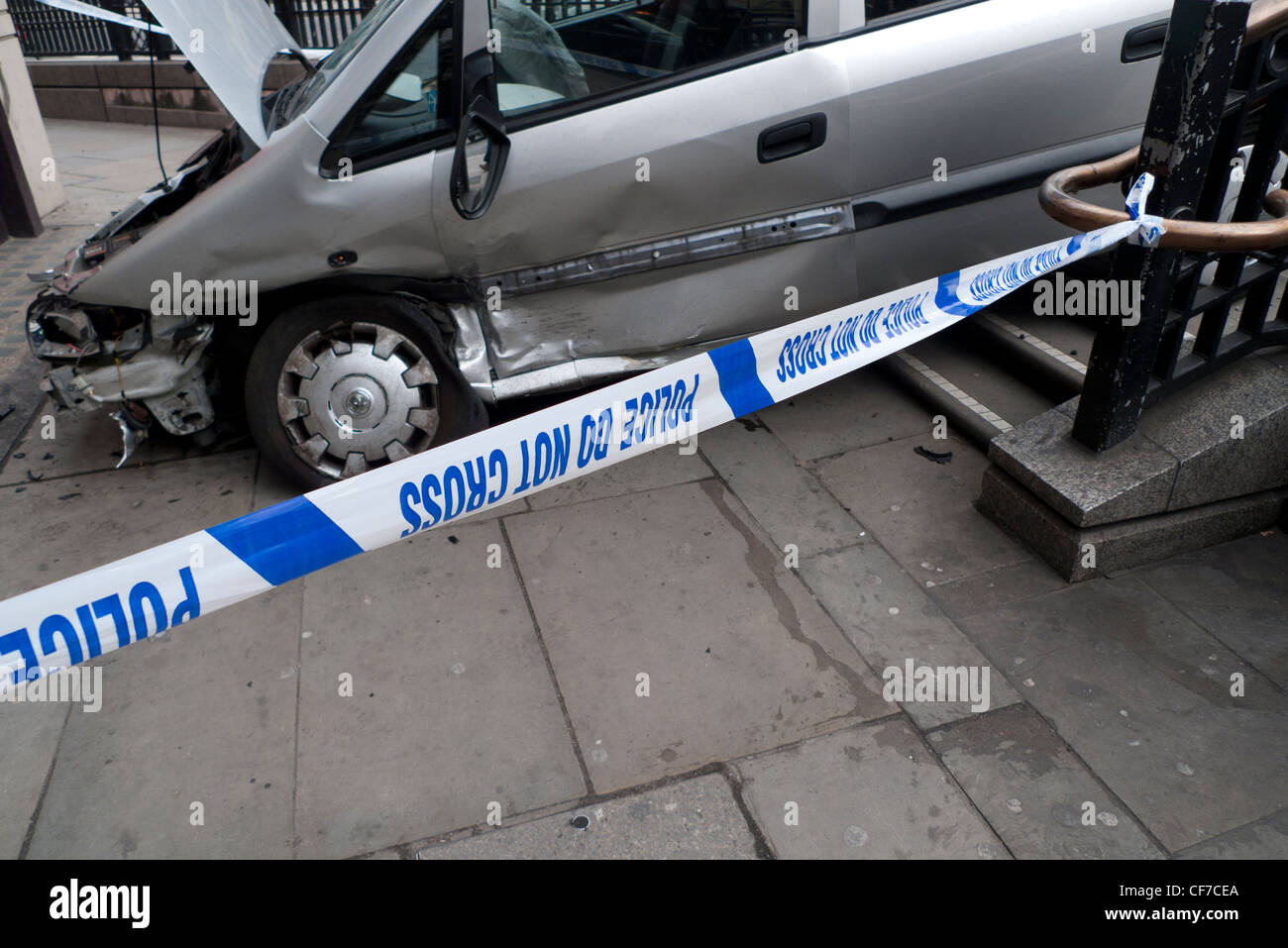 Un cordone di incidente di automobile caduto cordonato fuori da una polizia non Croce segno di linea nella città di Londra Inghilterra Gran Bretagna KATHY DEWITT Foto Stock