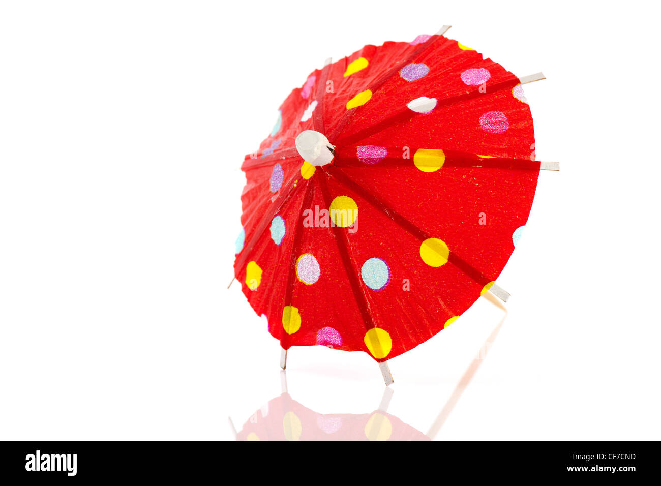 Carta rossa parasol con fiori isolati su sfondo bianco Foto Stock