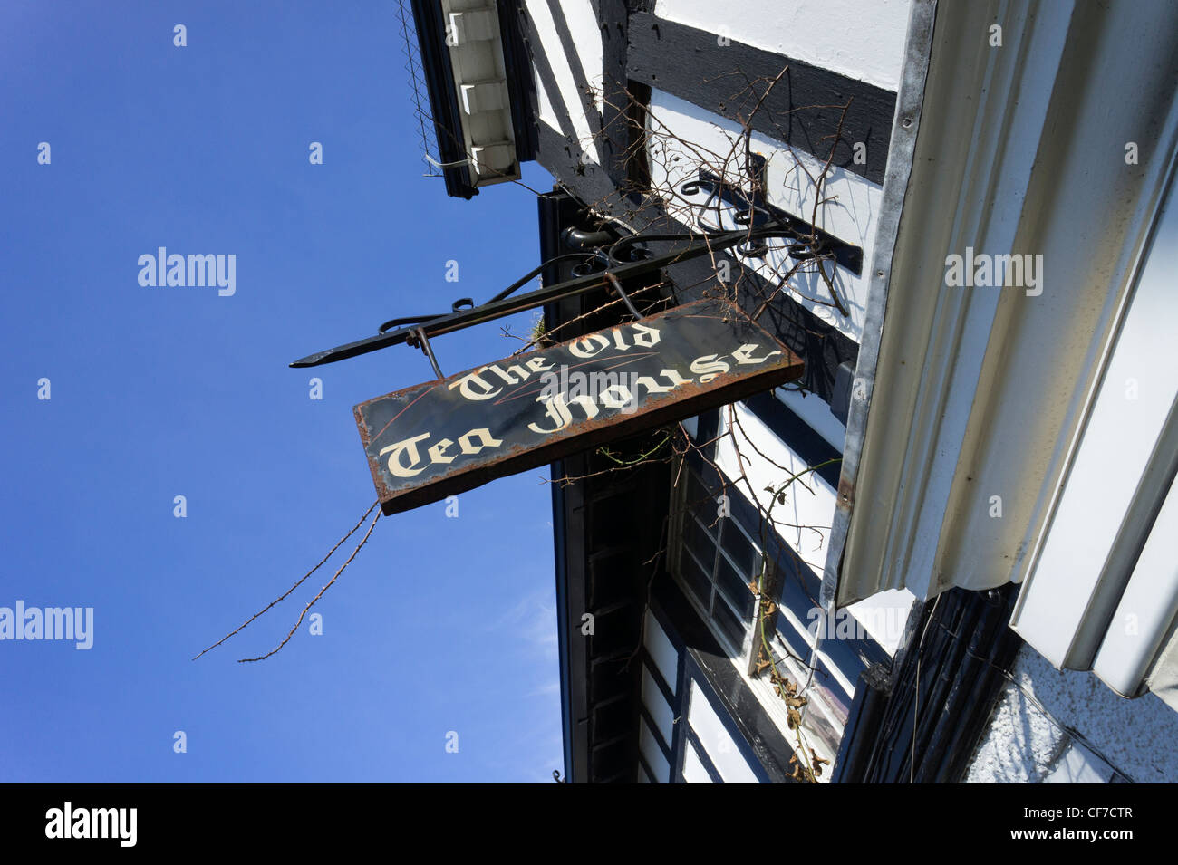 La vecchia casa da tè caffè ristorante tradizionale segno pendenti contro un inverno blue sky Beaconsfield città vecchia Bucks REGNO UNITO Foto Stock