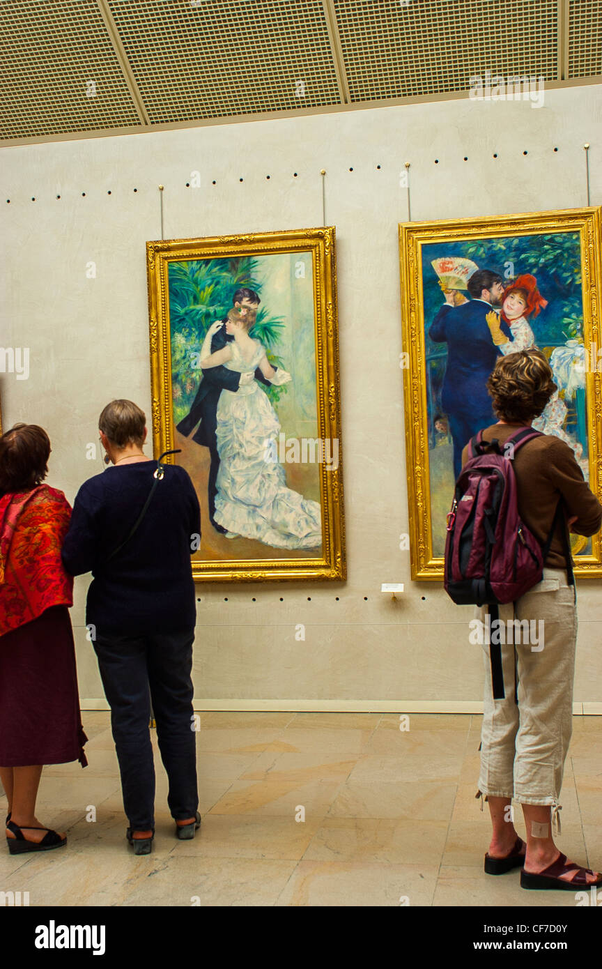 Parigi, Francia - persone che guardano al museo della pittura, all'interno della galleria d'arte; Museo degli interni del Museo d'Orsay, con dipinti impressionisti francesi in mostra, Renoir Foto Stock