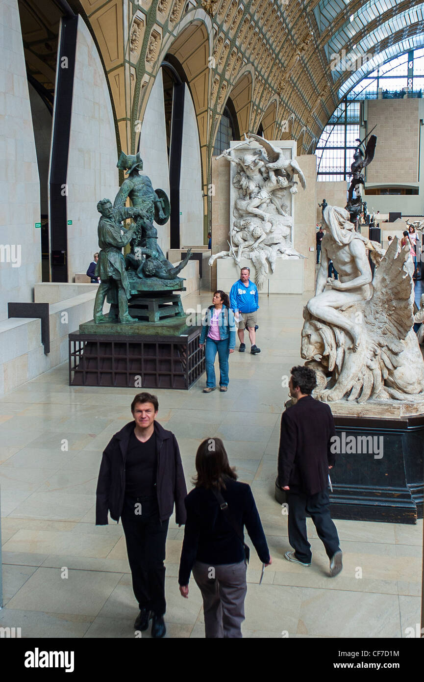 Parigi, Francia - Vista interna i turisti in visita in 'Il Museo d' Orsay", secolo XIX sculture artistiche sul display, il Musee d'Orsay Foto Stock