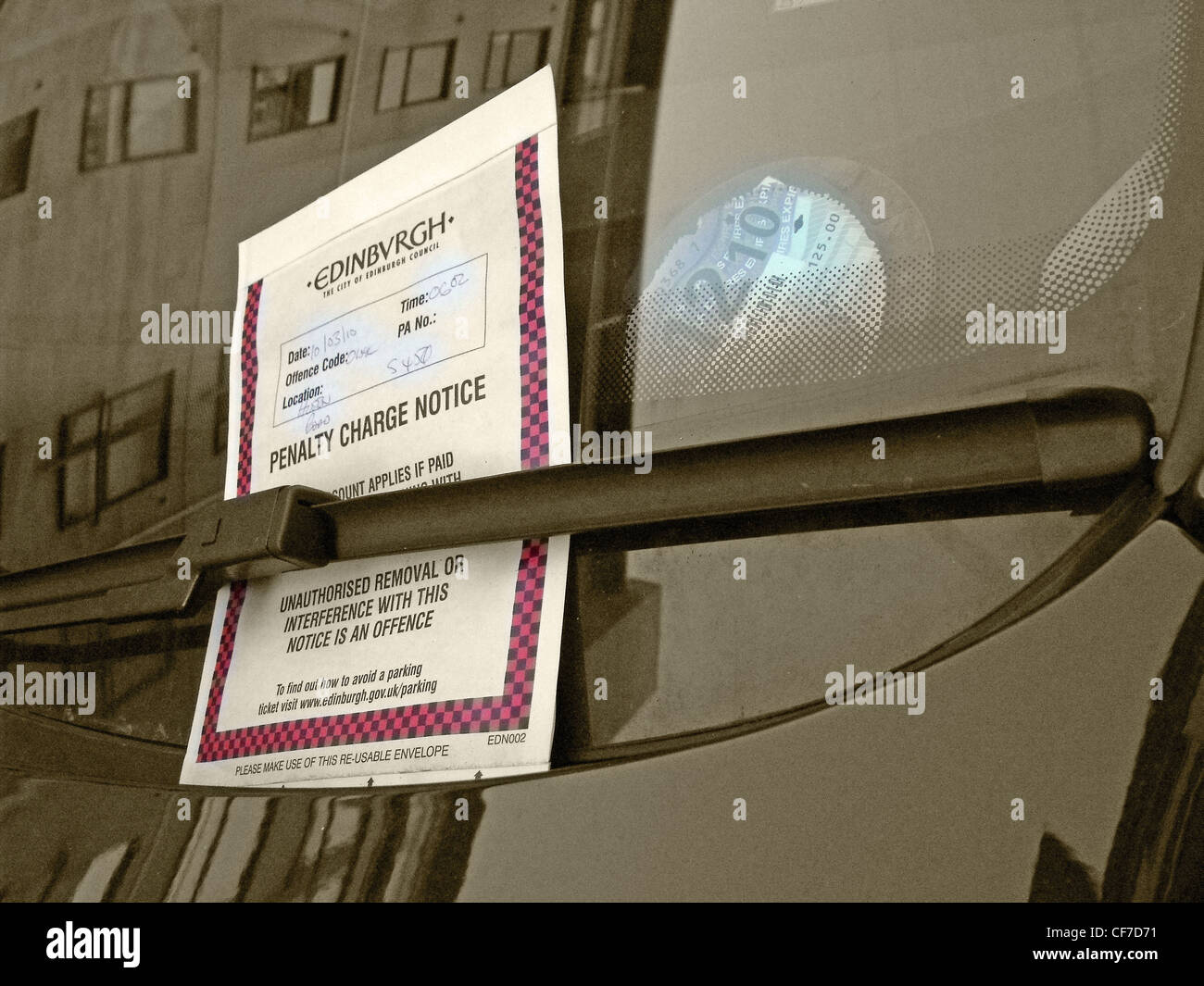 Edimburgo i biglietti per il parcheggio su un auto sotto un tergicristallo in Hulton Road, Holyrood, Edimburgo, Scozia, Regno Unito Foto Stock