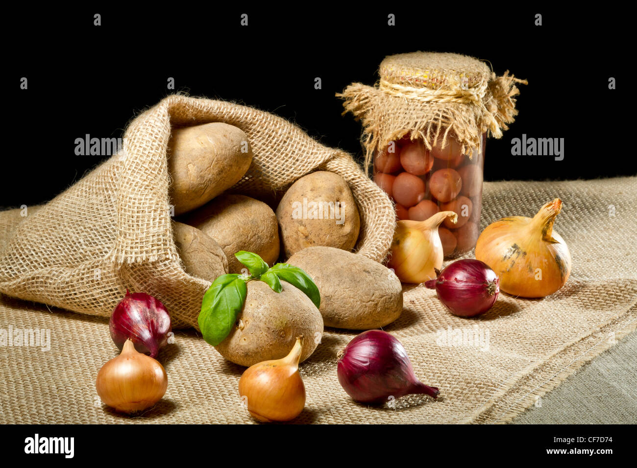 Sacco di tela con verdure e ciliegie al maraschino jar Foto Stock