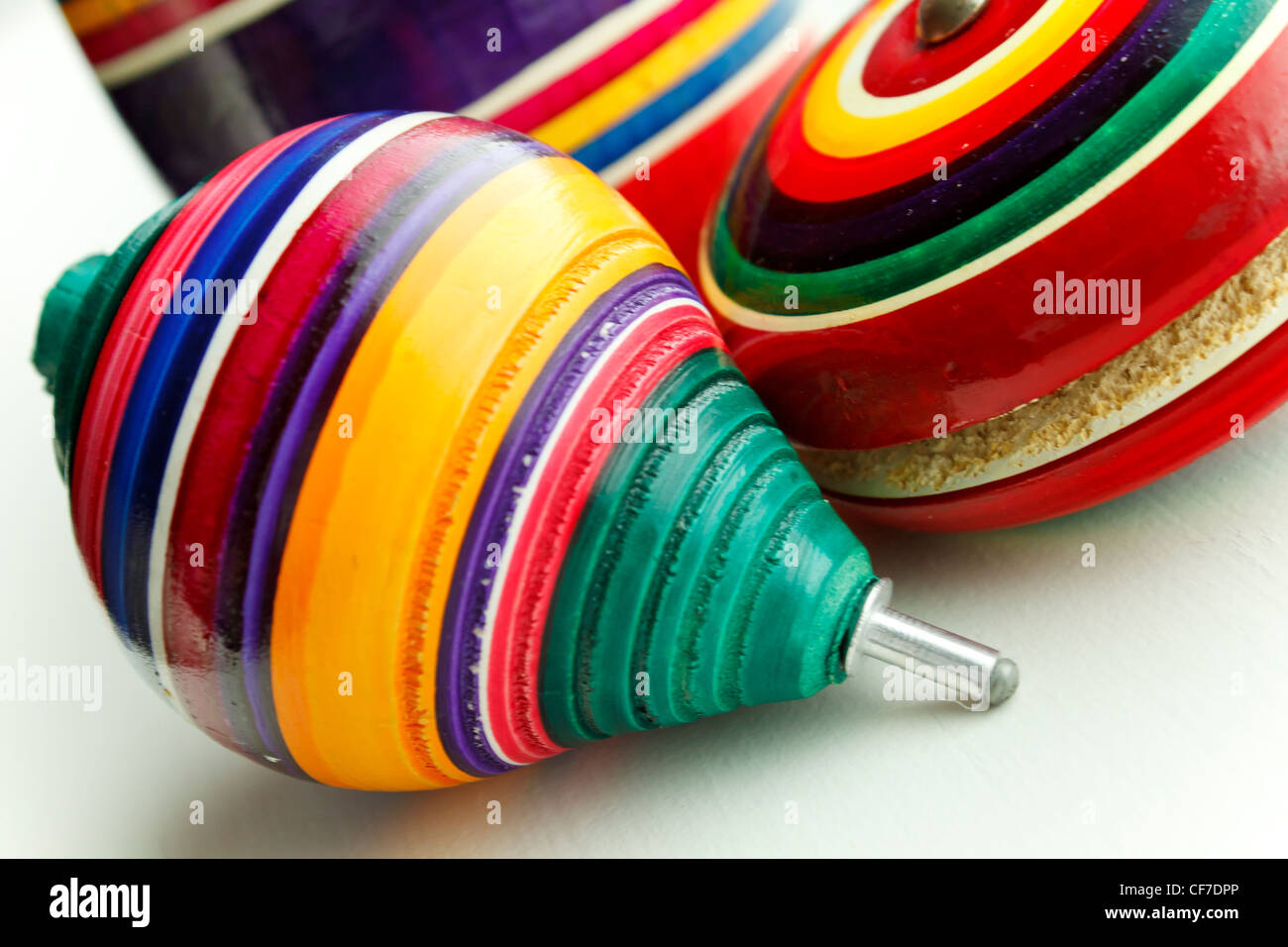 Close-up di coloratissimi giocattoli di legno. Foto Stock