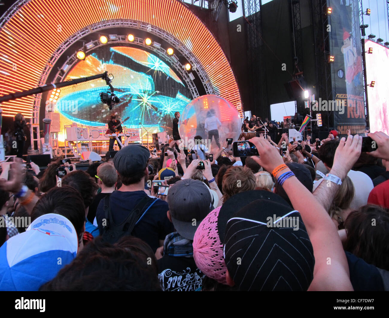 Folla che acclamava al concerto rock, Flaming Lips giocare Sasquatch music festival Foto Stock