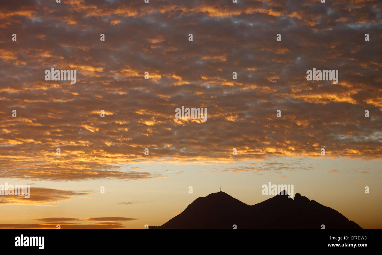 Cerro de La Silla (Sella di Cavallo Montagna) durante il golden sunrise a Monterrey in Messico. Foto Stock