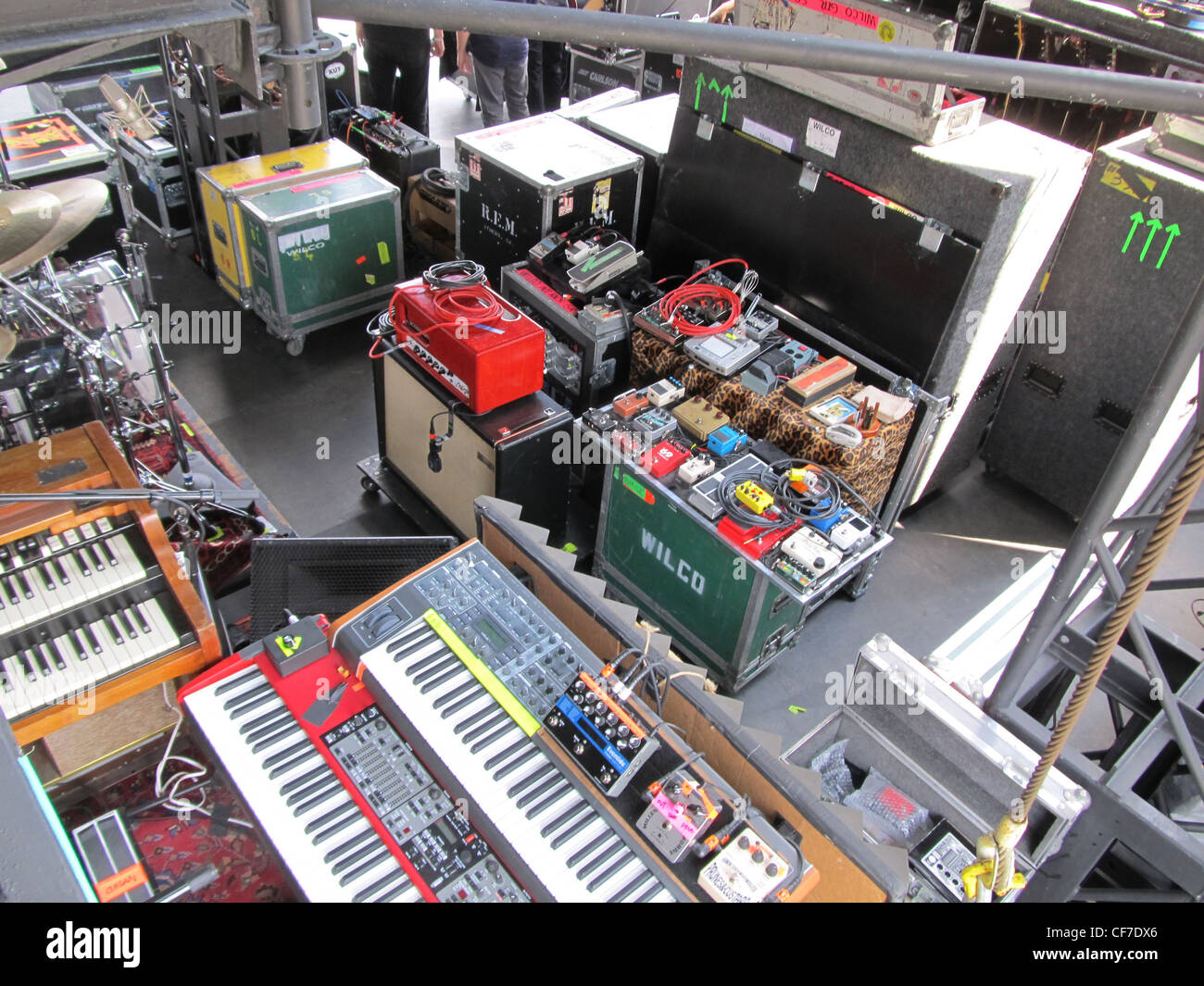 Pile di tastiere e amplificatori a sasquatch festival. Foto Stock