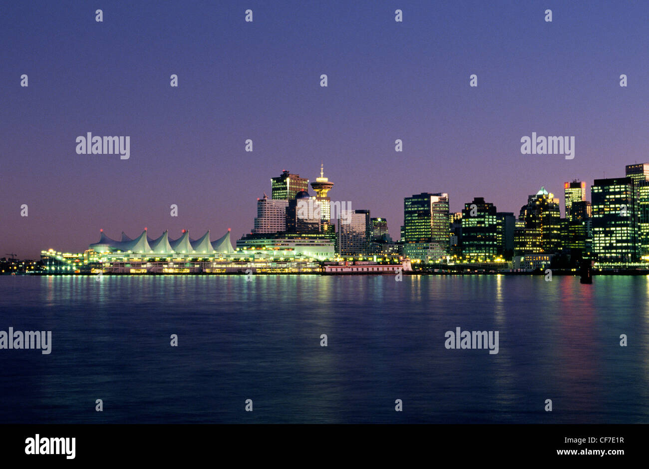 Una vista dal Parco di Stanley al crepuscolo si preannuncia lungo il Porto di Vancouver per il lungomare e il centro cittadino di skyline di Vancouver in British Columbia, Canada. Foto Stock