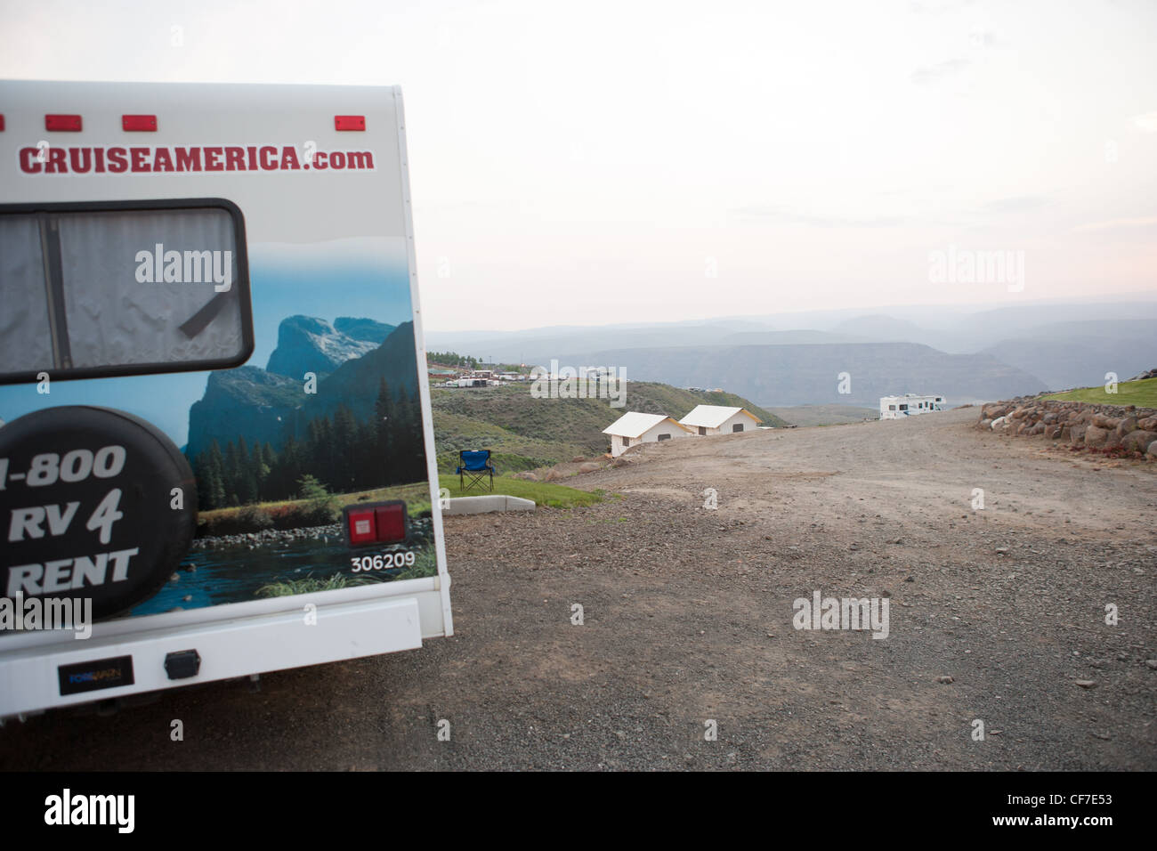 Un RV veicolo ricreativo parcheggiato su una strada nel sud di Washington, Stati Uniti d'America Foto Stock