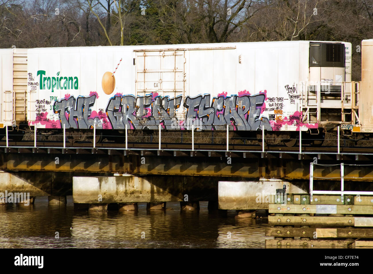 "La grande fuga' graffiti su un boxcar Tropicana su una CSX ponte ferroviario attraversando il fiume Anacostia a Washington DC Foto Stock