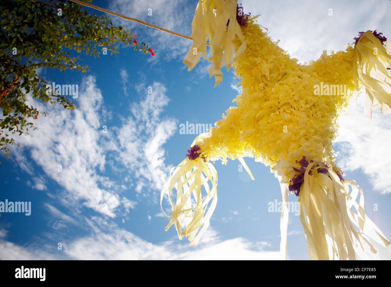 Tradizionale messicano piñata girato verso l'alto contro il cielo blu. Foto Stock