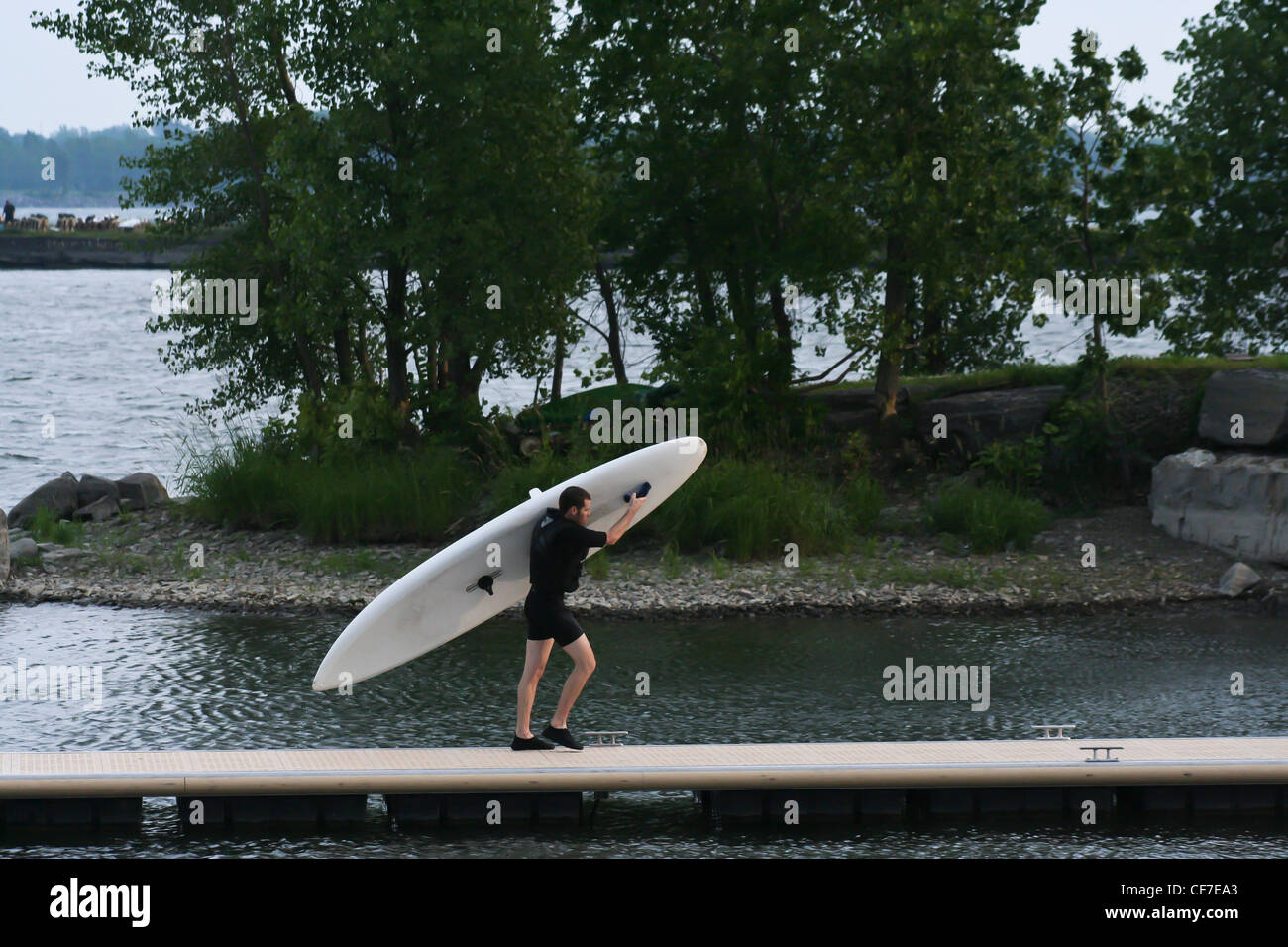 Wind surf board portato da un uomo Foto Stock