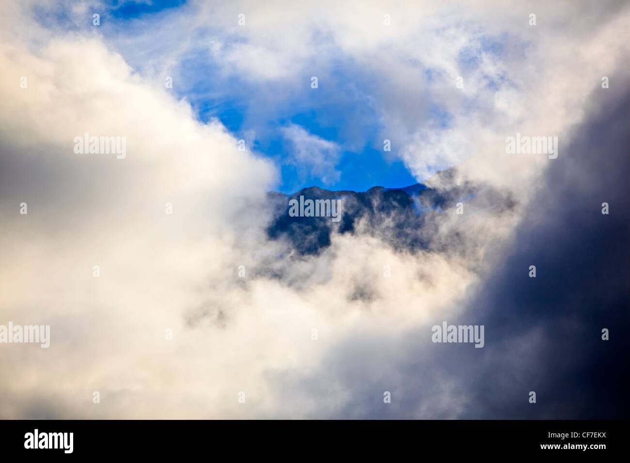 Nuvole pesanti in ingresso del cavaliere, British Columbia, Canada. Foto Stock