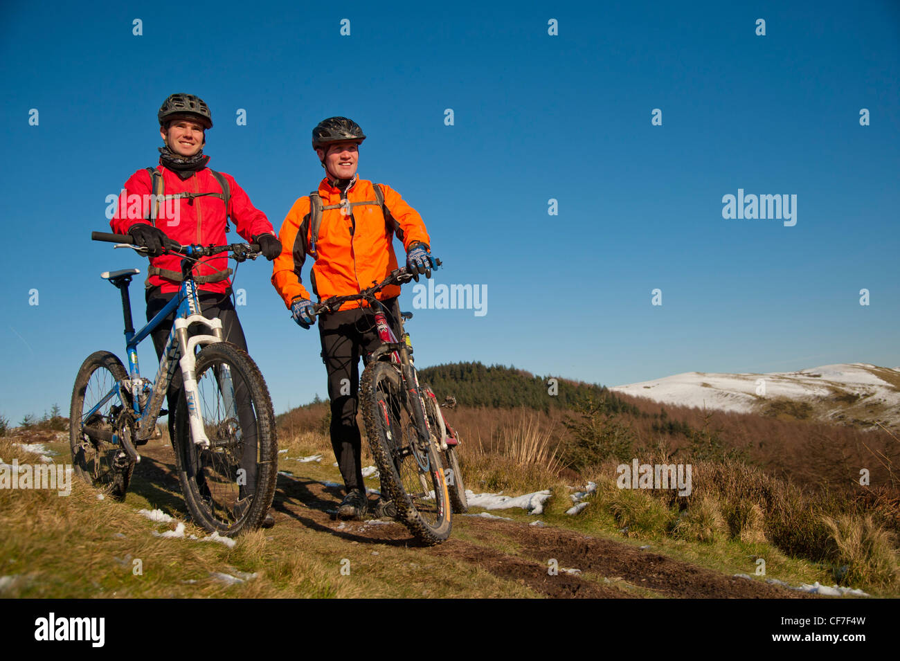 Due ciclisti di formazione presso Nant Yr Arian, Mid Wales UK, in preparazione per una sponsorizzato bike race in tutto il Nepal in Himalaya Foto Stock