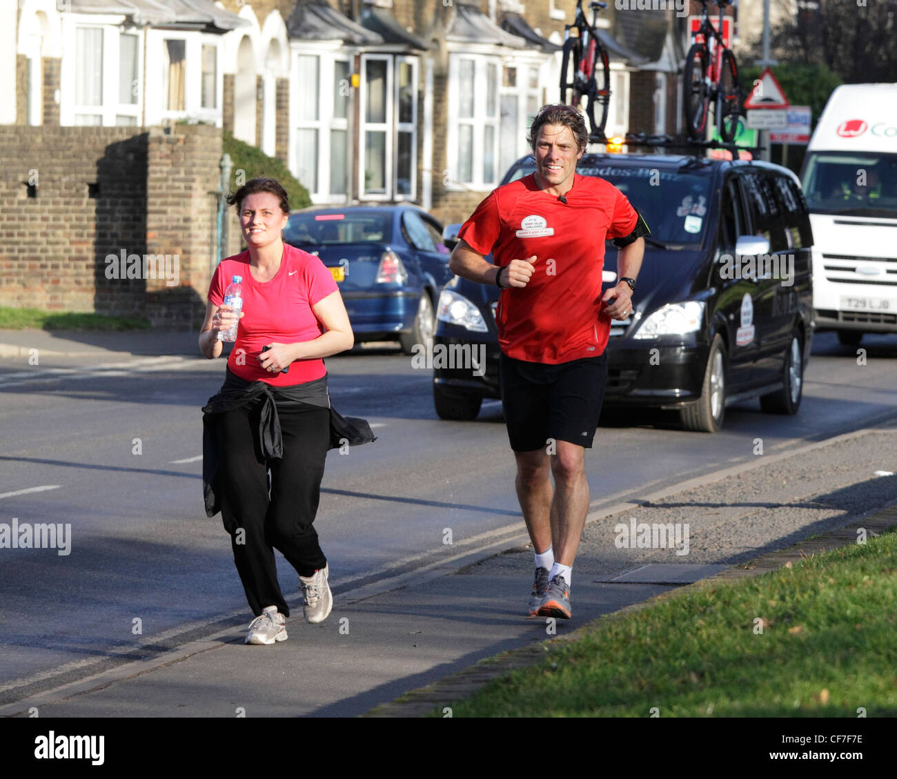 Esegue la sua settimana di inferno per sport di rilievo nel 2012 con il sostegno di un runner a fianco Foto Stock